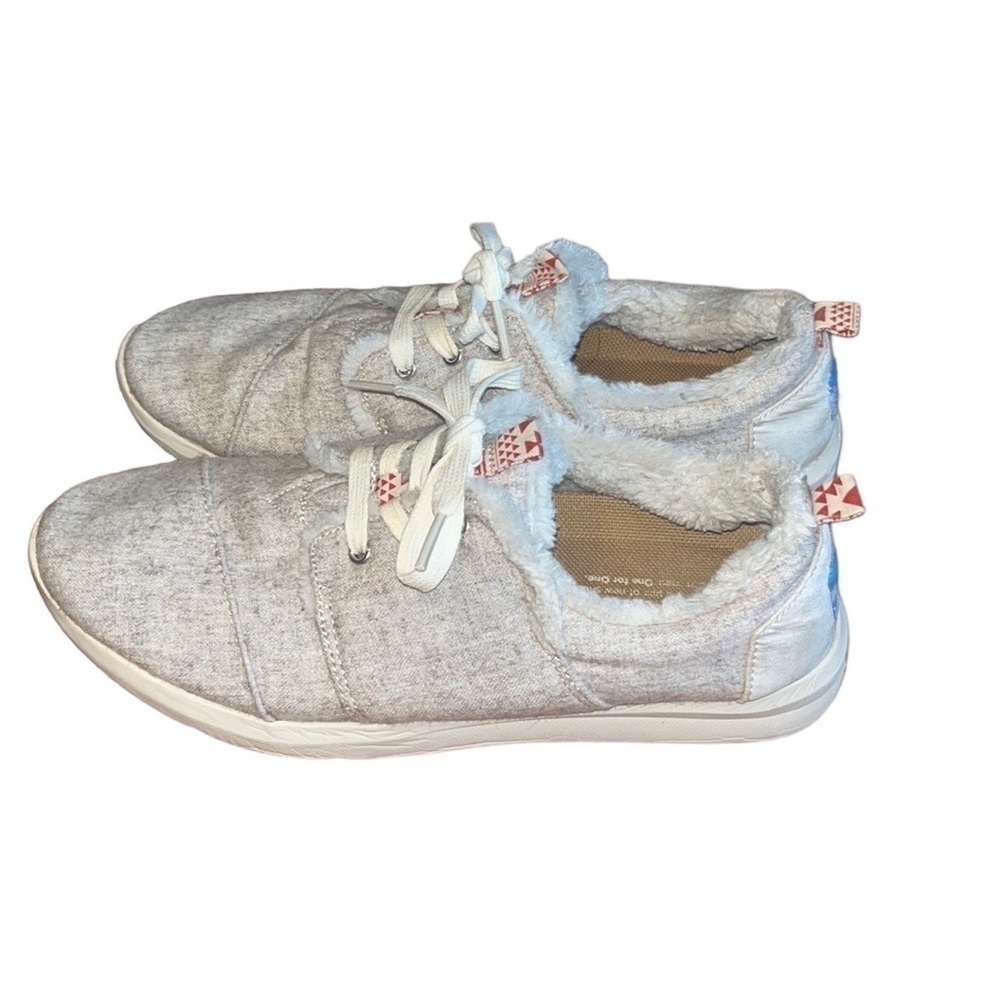 Toms women’s Bahama fuzzy gray and tan lace up sneakers Size 9